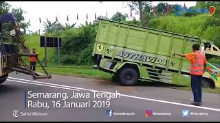 Evakuasi Truk Bermuatan Pakan Ternak di Ruas Tol Ungaran-Bawen Km 426