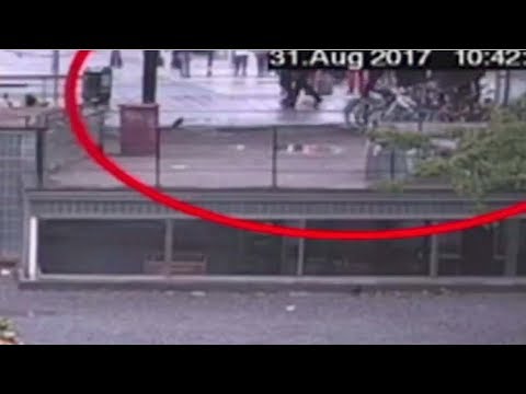 Her blir politimannen knivstukket i nakken