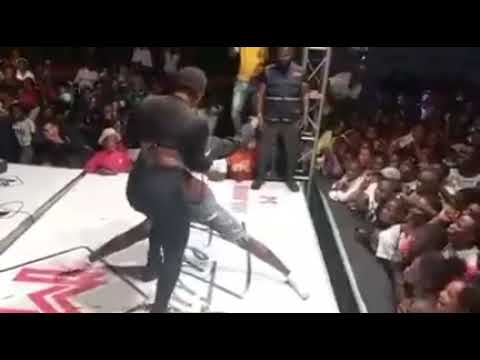 Jessica Pitbull beija fã e se atira na plateia