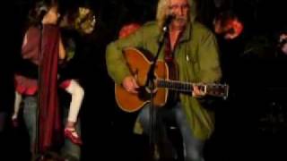 Arlo Guthrie sings "Rudolf, the Red-Nosed Reindeer"