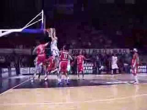 35 15-01-08 BCO-Nymburk - Greg Brunner dient Nymburk dunkend