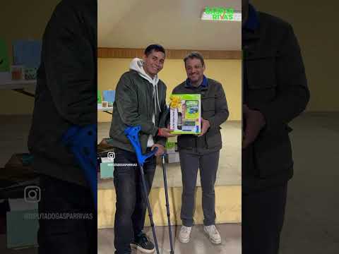 🎉🤝 Apoyando con entusiasmo en bingo a beneficio en Calle Larga