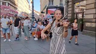 ليزا المجرية وموسيقي رائعة علي الكمان- عروض من شوارع فيينا