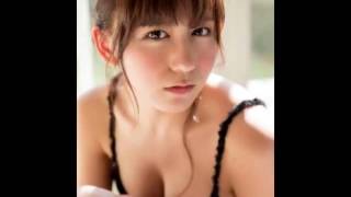 ＜SKE48大場美奈＞「ヤングガンガン」グラビアでセクシービキニ　大胆に谷間を披露