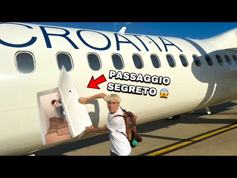 WE FIND A SECRET PASSAGE ON THE PLANE! LET'S GO IN!!! 😱✈️