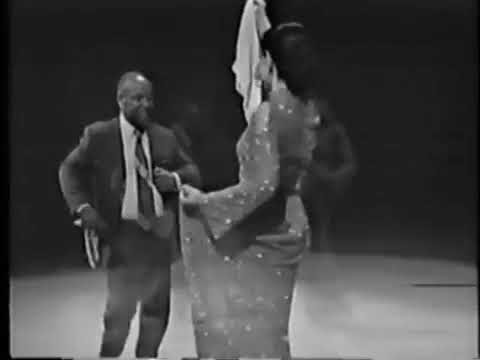 Alicia Maguiña y Vicente Vásquez bailando marinera limeña (1975)