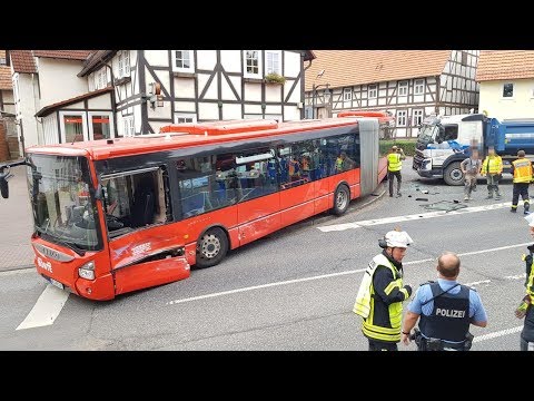 Lastwagen und Linienbus stoßen auf B7 bei Calden zusammen