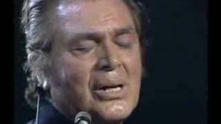 engelbert sings &quot;Love is a many splendored thing&quot;