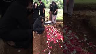 Download lagu Pemakaman Yus Yunus Pelantun Sapu Tangan Merah (@Aan ) mp3