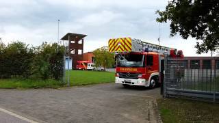 preview picture of video '[E] [Viel Pressluft]Feuerwehr Dormagen Löschzug zu BMA Alarm [HD]'
