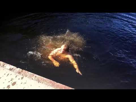 "Salamander" Drar Og Bader