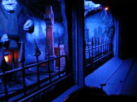 Fahrt mit der Geisterbahn "Geisterschlange" auf dem Cannstatter Wasen 2012