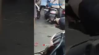 Download lagu GRIM SCENE Pile-up in Slipi West Jakarta, Semi-Trailer Truck Loses Brakes and Hits 8 Vehicles mp3