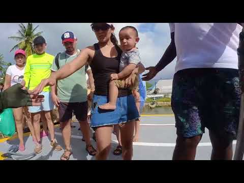 asi se sube al barco submarino en san andres islas