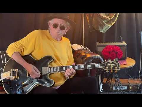 Keith Richards warming up with Chuck Berry before the Hyde Park concert  - The Rolling Stones 2022