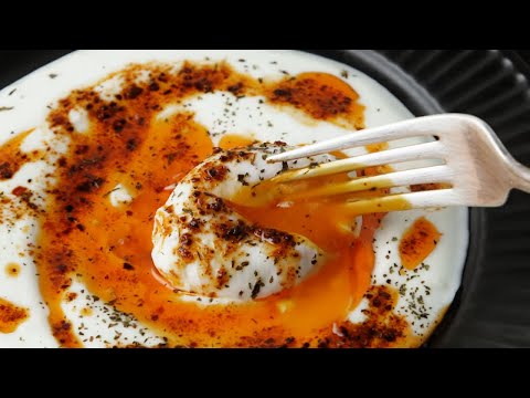 Çilbir (Turkish Eggs With Yogurt)