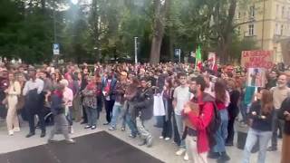 Bolzano, il corteo di «Buntes Südtirolo» arriva in piazza Magnago tra slogan contro i Cpr e cori ...