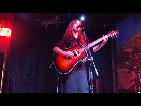 Zella Day,  Dance for love, live at the Raccoon Motel