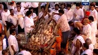 Bal Thackeray's Final Journey: Uddhav Thackeray lights funeral pyre video