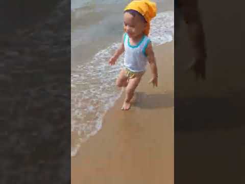 Eldrick Abshalom bermain di pantai