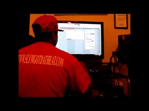 DJ Slym Making A  Trap Beat By Placing Notes In 5 Mins