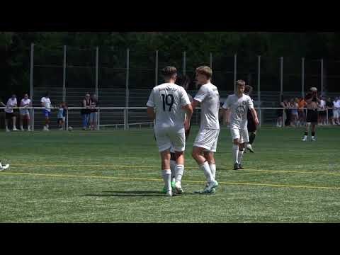 Dennis Fokpah (Bovender SV) trifft gegen den RSV Geismar vom Punkt zum 3:0.