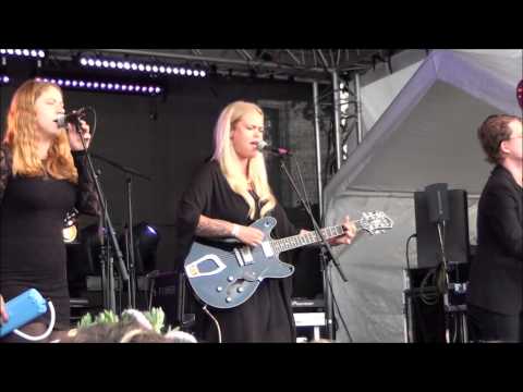 Julia Frej uppträder på Mosebacketerassen Stockholm den 11 Augusti 2014