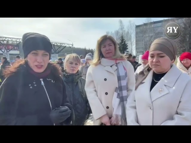 Мәскәү астындагы "Крокус Сити Холлда" теракт корбаннарына стихияле мемориалга кешеләр чәчәкләр кую