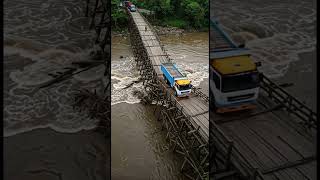 Download lagu Jembatan sudah ambruk, Tapi Masih Dilalui Truk Berat #shorts mp3