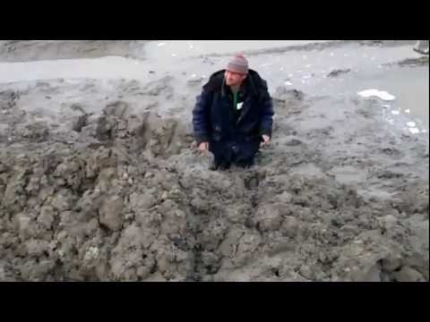 Мужик увяз в грязи или "Из грязи в князи"