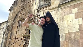 Առաջնագծի երգիչը՝ Արթուր Խաչենց