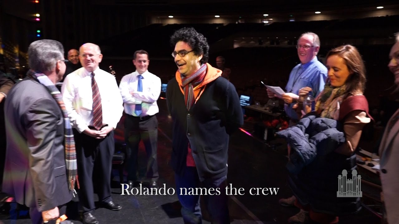 Behind-the-Scenes: Rolando Villazón Hams it Up During Rehearsal