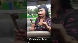 Download lagu Viral waria lucu || pengamen lampu merah mp3