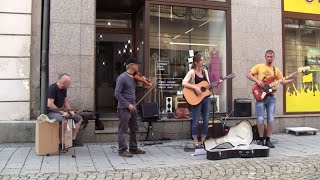 Video Kristýna Lištiaková & band: busking u Ty Identity