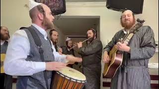 חסידי תולדות אהרן משמחים חולים❤️