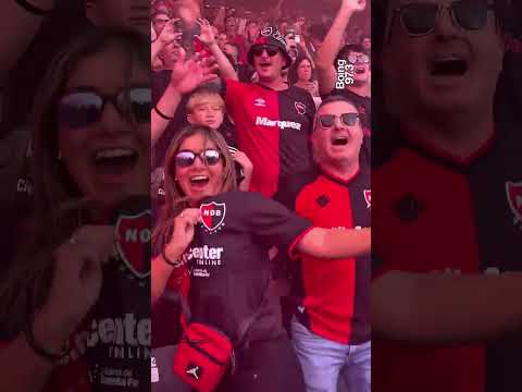 "Formidable recibimiento para Newell´s Old Boys en el clásico ante Rosario Central" Barra: La Hinchada Más Popular &bull; Club: Newell's Old Boys &bull; País: Argentina