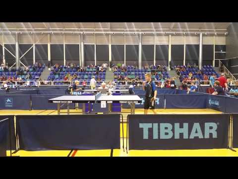 Barry Berben speelt in tegen Clement Papegay uit Frankrijk tijdens de Euro Mini Champs in Strasbourg