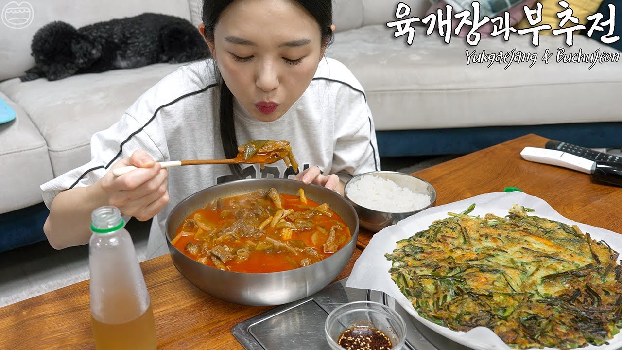 Real Mukbang:) Korean Home Meal ☆ Korean Spicy Beef Soup & Chive Pancake (ft. Recipe)