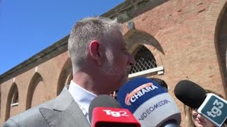 Il ministro Giuli alla Biennale di Venezia dopo le polemiche: «La mia visita segnale di tranquill...