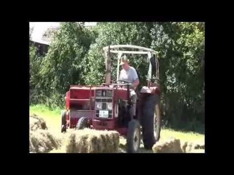 IHC 383 beim Heu Pressen mit Ködel & Böhm