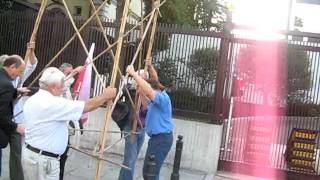 ZAMACH NA WTC ROCZNICA 11 WRZESNIA 2011 KRZYZ PRZED AMBASADA USA W WARSZAWIE