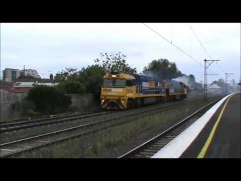 Smoky NR105-NR95 Light Engine to Spotswood at Middle Footscray, 13/11/11