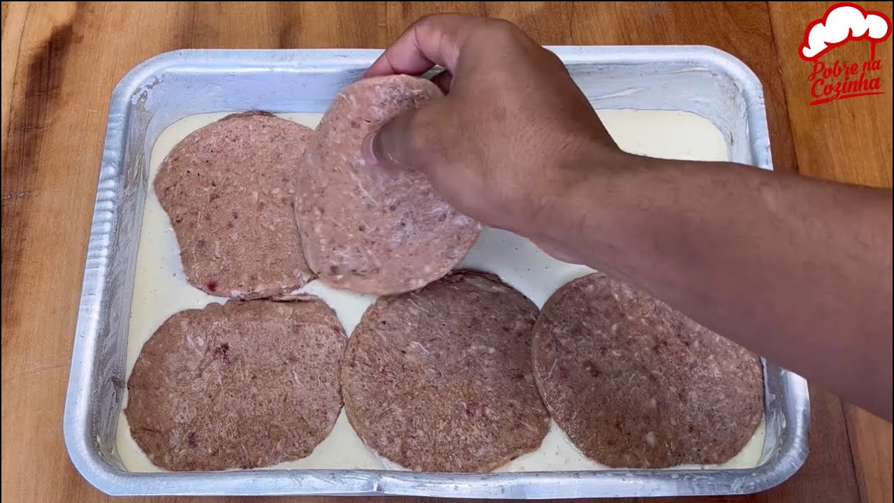 coloque bife de hambúrguer cru na massa, fica melhor que x tudo