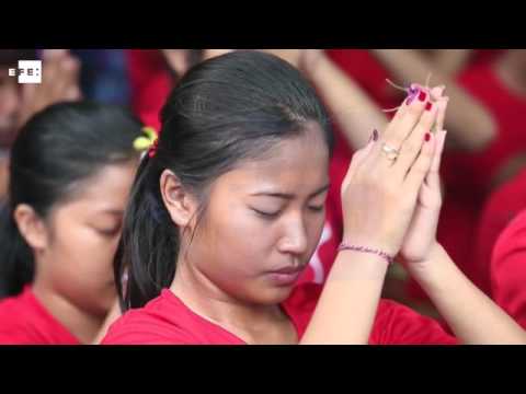 Un festival de besos contra la mala suerte en Bali