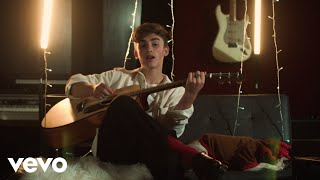 Em clima natalino, Johnny Orlando divulga clipe de "Mistletoe"