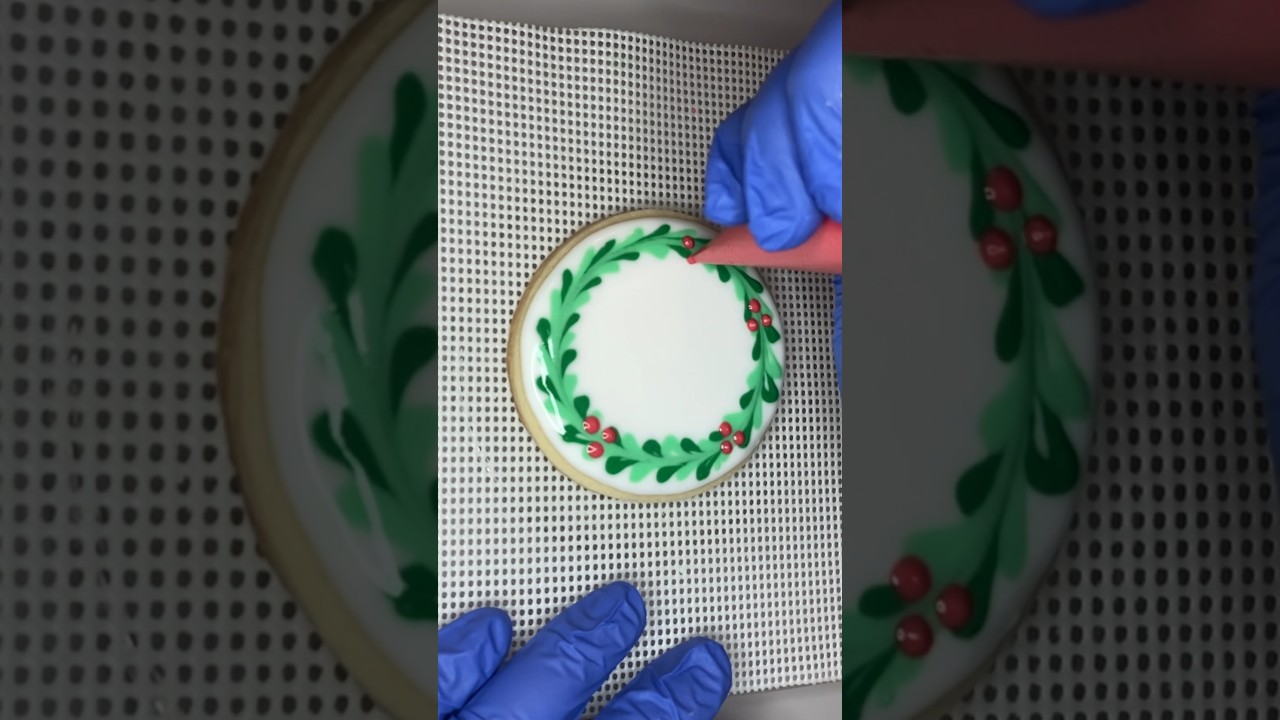 3 wet on wet royal icing wreath designs #royalicing #cookiedecorating #christmas #cookietutorial