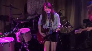 Haim - Throwing It All Away (Live)