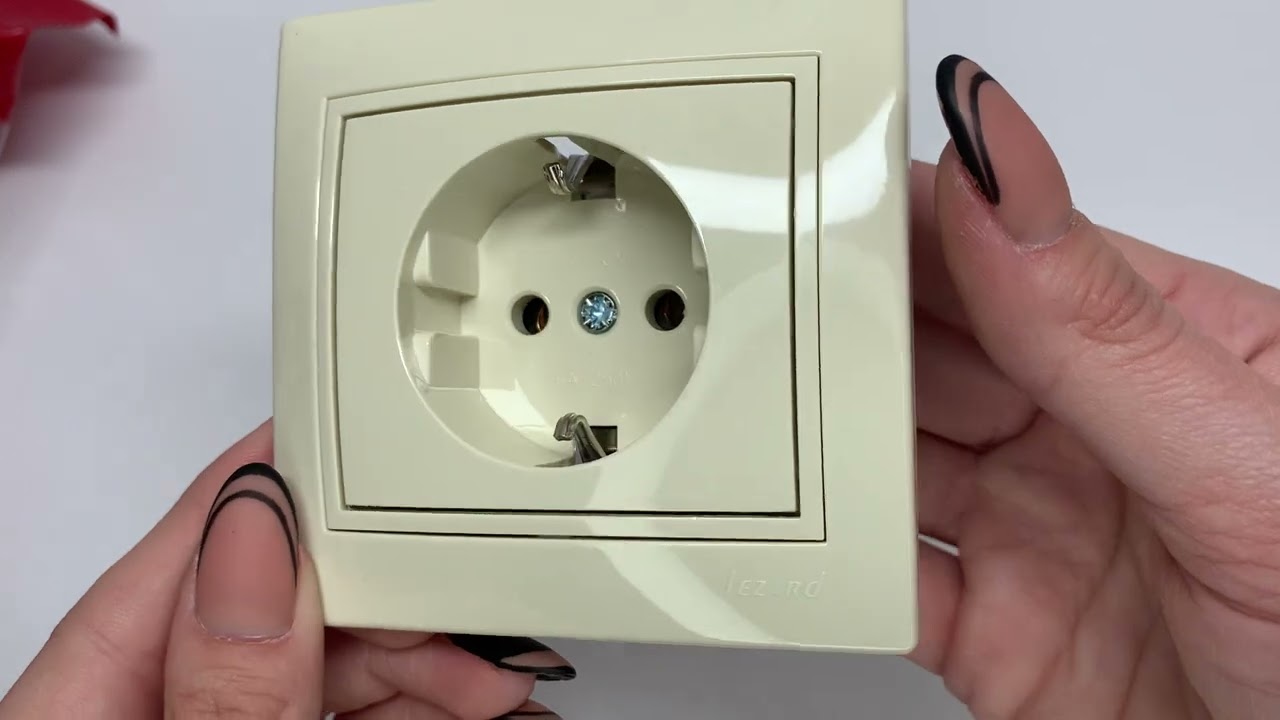 Розетка одинарна з/з зі вставкою LEZARD Mira крем 701-0303-122B