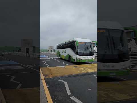 Buses Centropuerto y Turbus en Aeropuerto Pudahuel.