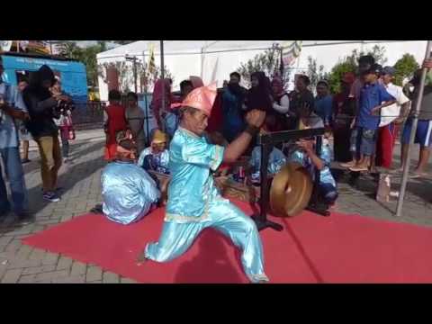 Anak Usia 15 Tahun Piawai Berjalan Di Seutas Tali